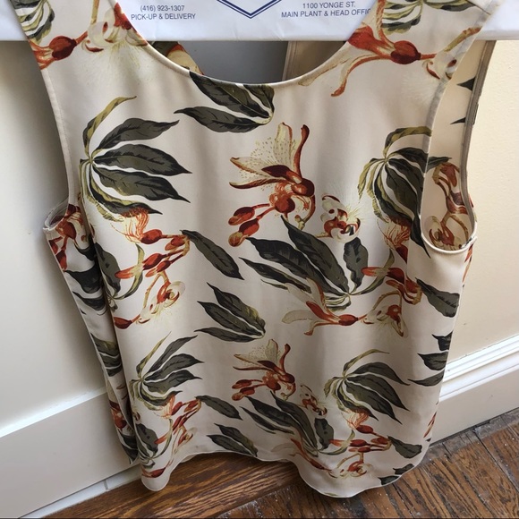 Fresh Sleeveless Blouse - Picture 2 of 8